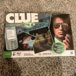 Clue: Secrets & Spies game